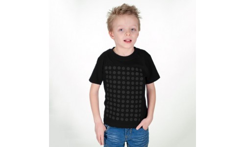 Čierne detské tričko pokryté guličkami zo suchého zipsu